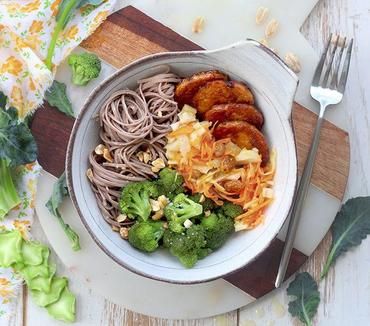 Veggie Bowl aux nouilles soba et cacahuètes